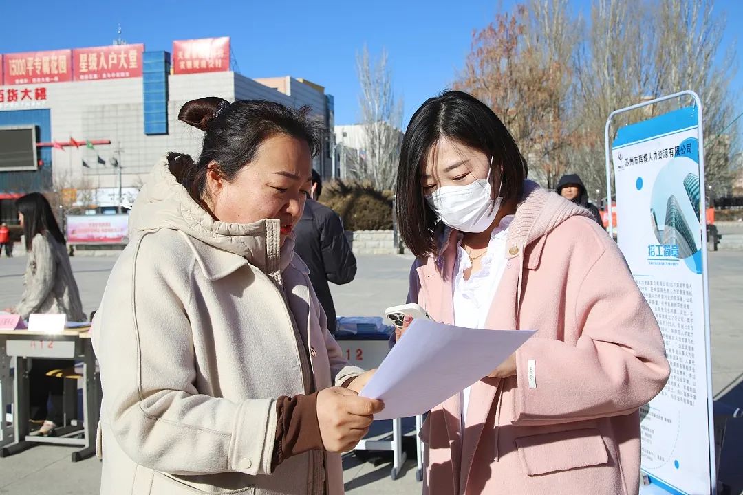 扎鲁特旗：坚持就业优先政策 推动实现高质量就业1.jpg