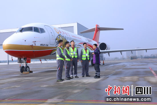 产教融合结硕果 商用飞机产业学院正式挂牌1.jpg