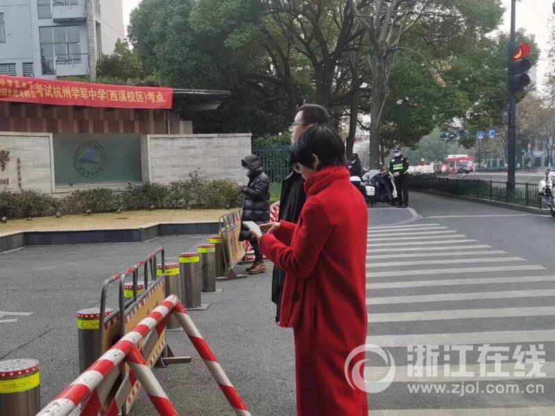 2024年首场高考开考 考点外红色元素满满4.jpg