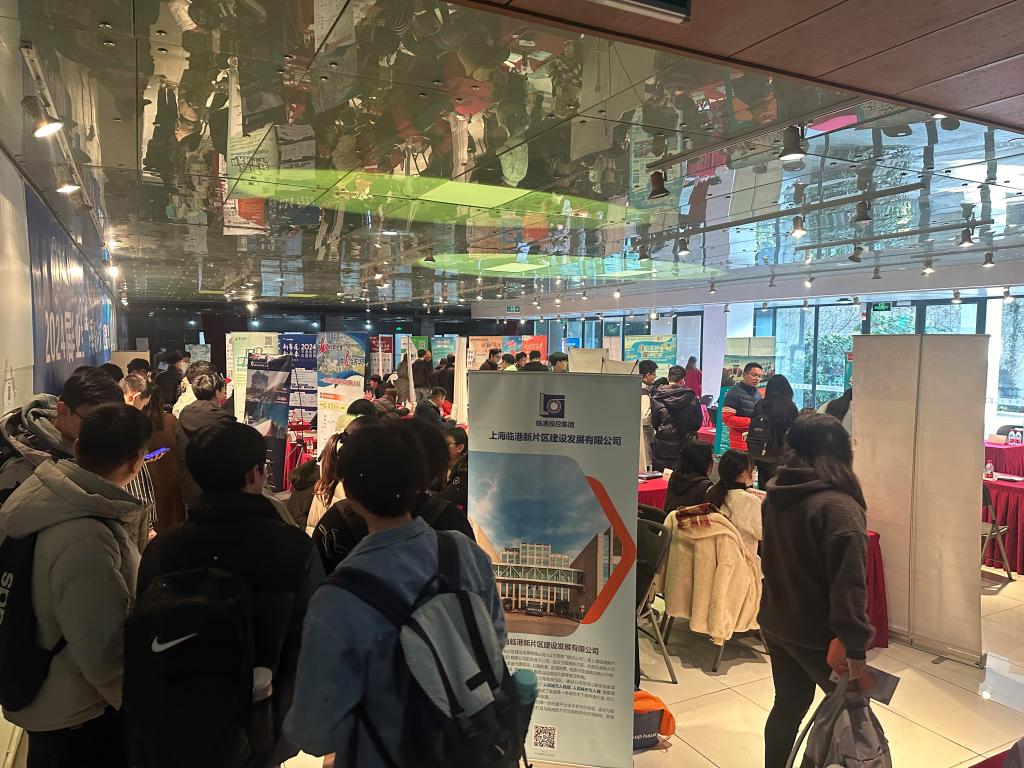 抢抓就业关键期，同济大学举办“冬季暖心行动”校园招聘会1.jpg