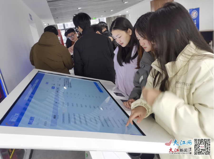 暖心帮扶 ！江西多部门联动举办贫困大学生就业专场招聘会.png