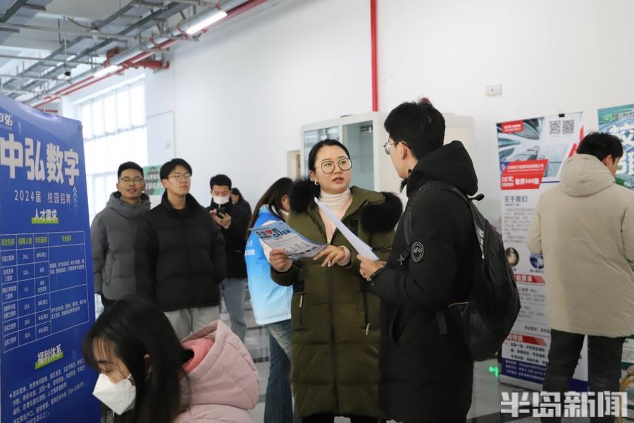“放心大胆签”“考研成功，不收违约金”……研后场招聘会火热5.jpg