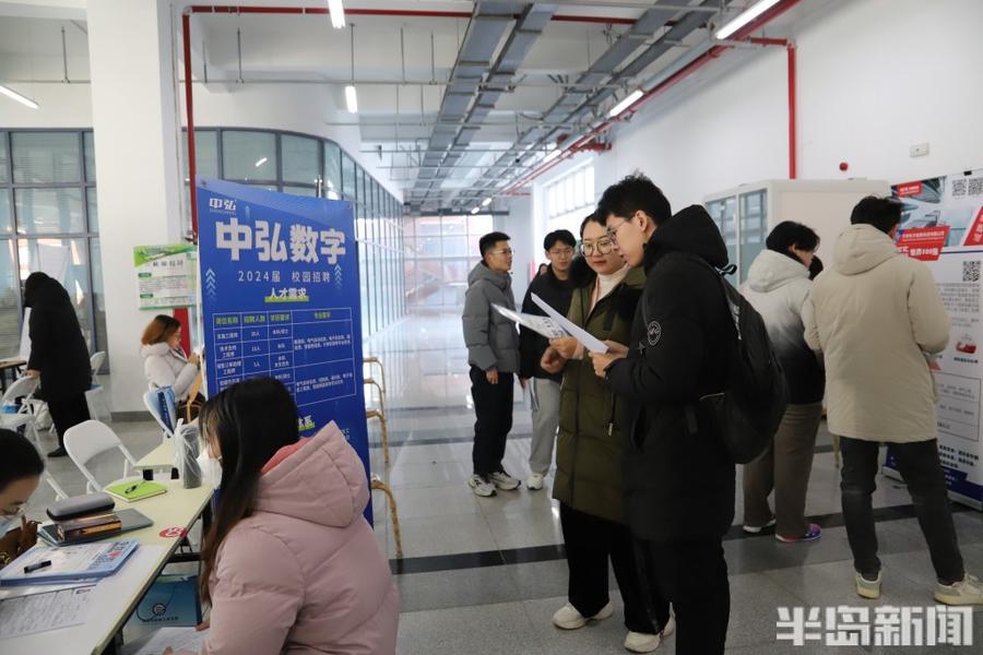 “放心大胆签”“考研成功，不收违约金”……研后场招聘会火热4.jpg