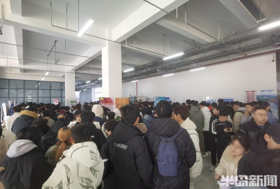 “放心大胆签”“考研成功，不收违约金”……研后场招聘会火热2.jpg