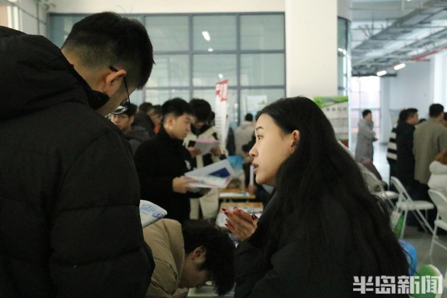 “放心大胆签”“考研成功，不收违约金”……研后场招聘会火热1.jpg