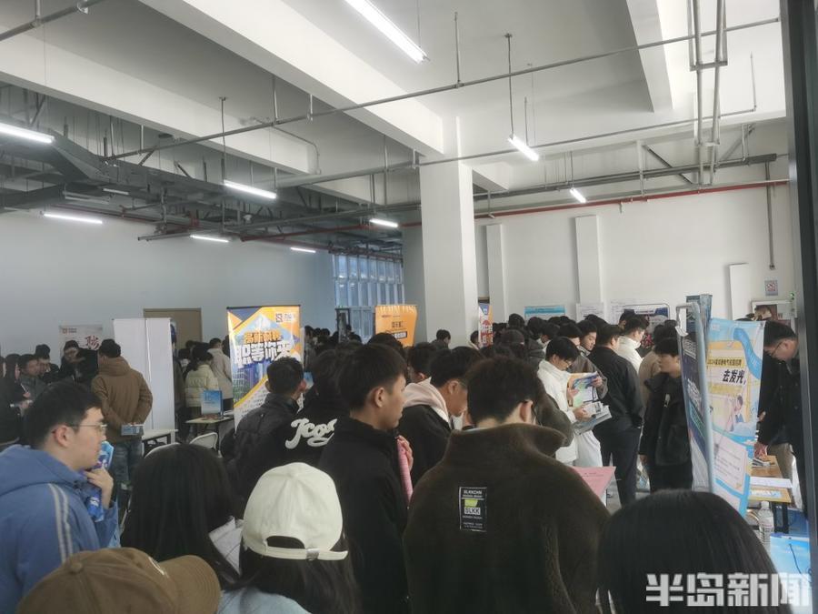 “放心大胆签”“考研成功，不收违约金”……研后场招聘会火热.jpg