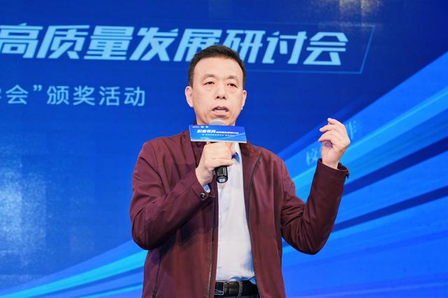 广东省机械技师学院党委书记叶军峰：人工智能对职业教育既是挑战，也是变道超车的机会2.jpeg
