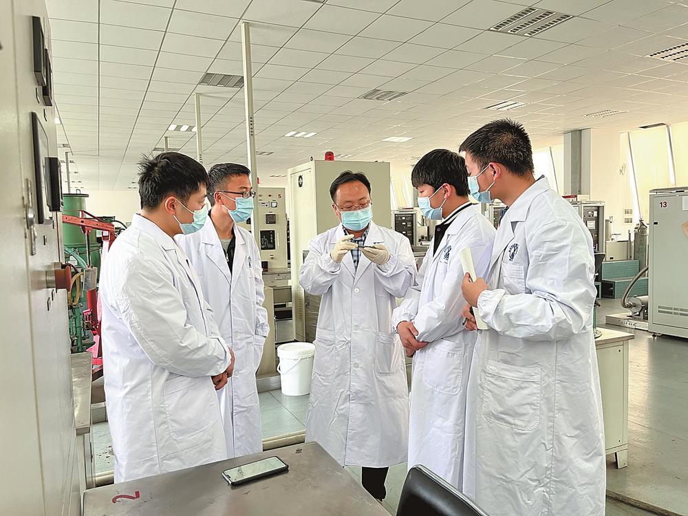 昆明理工大学全力推动学校“双一流”创建跨台阶、上水平、出实效 深耕红土育新人 踔厉奋发创一流.jpg