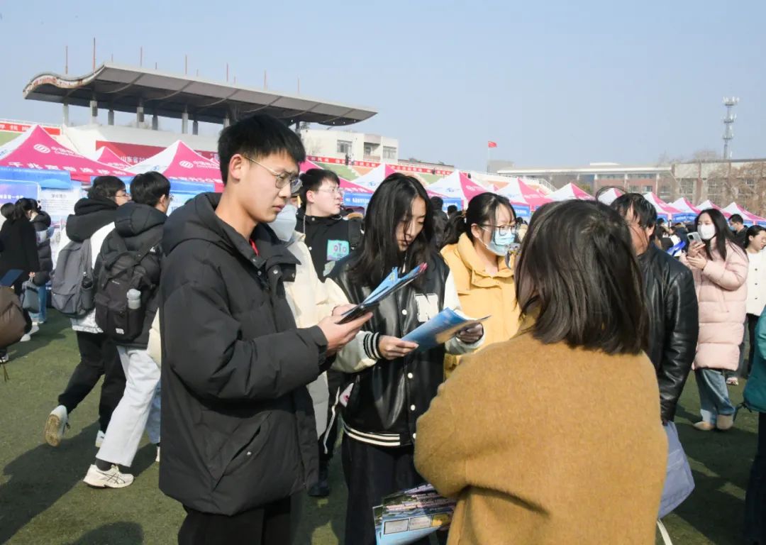 火爆来袭！直击招聘会现场12.jpg