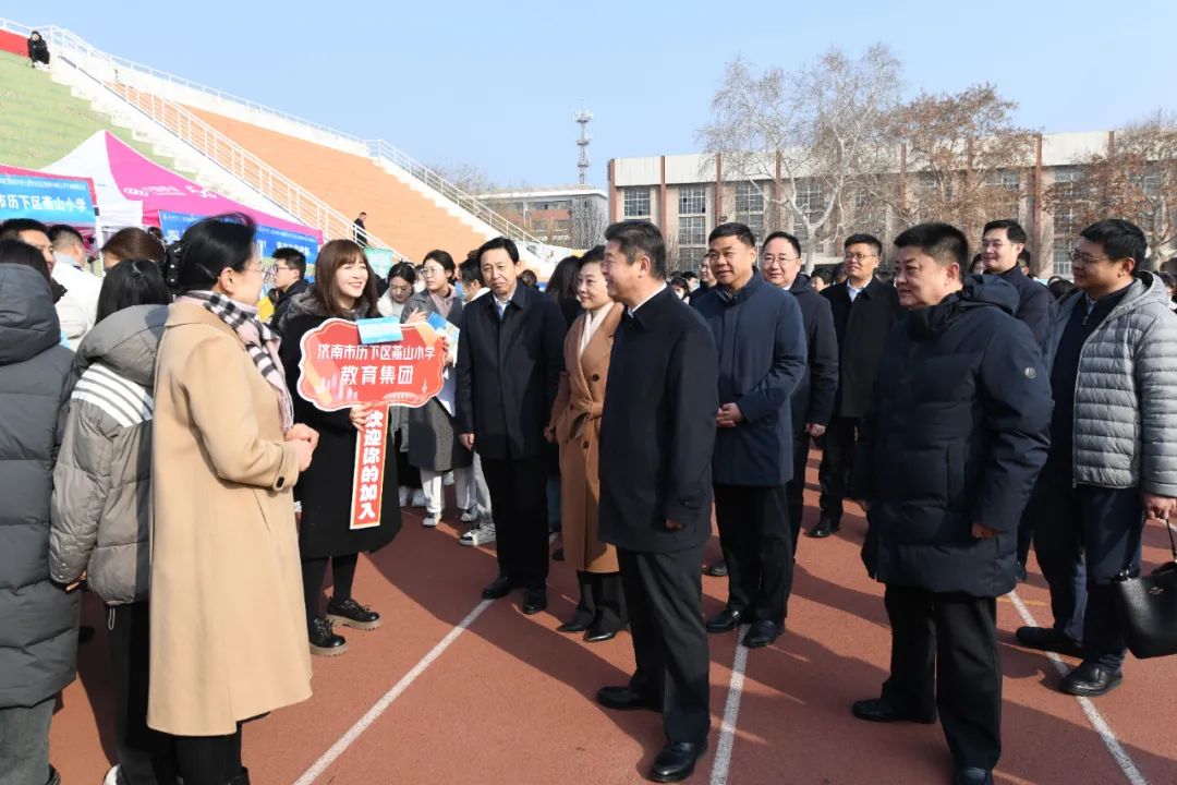 火爆来袭！直击招聘会现场4.jpg