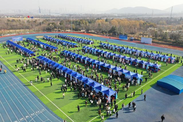 中国矿业大学举办2024届毕业生春季首场大型双选会.jpg