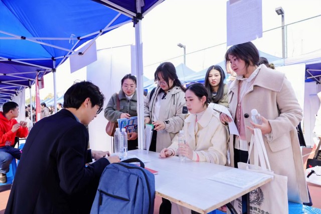 15秒完成刷脸求职、24小时可进行4000余人AI面试 杭州高校招聘会上，带来了这些“智慧面孔”！4.jpg