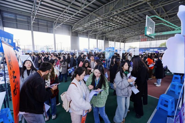 15秒完成刷脸求职、24小时可进行4000余人AI面试 杭州高校招聘会上，带来了这些“智慧面孔”！3.jpg