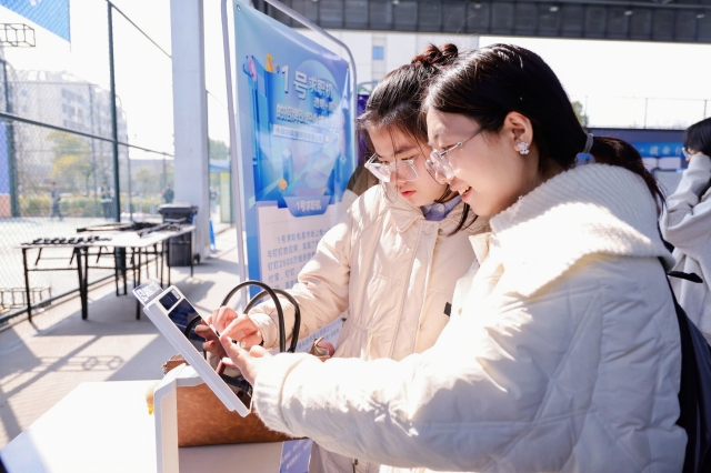 15秒完成刷脸求职、24小时可进行4000余人AI面试 杭州高校招聘会上，带来了这些“智慧面孔”！1.jpg