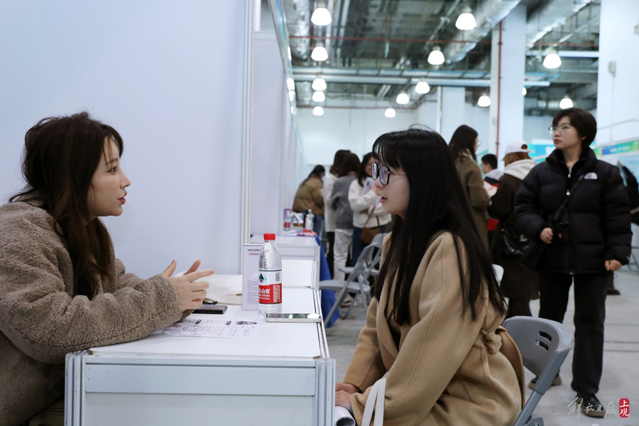 上海高校毕业生招聘会提供2.3万个岗位，首设智慧就业专区8.jpg