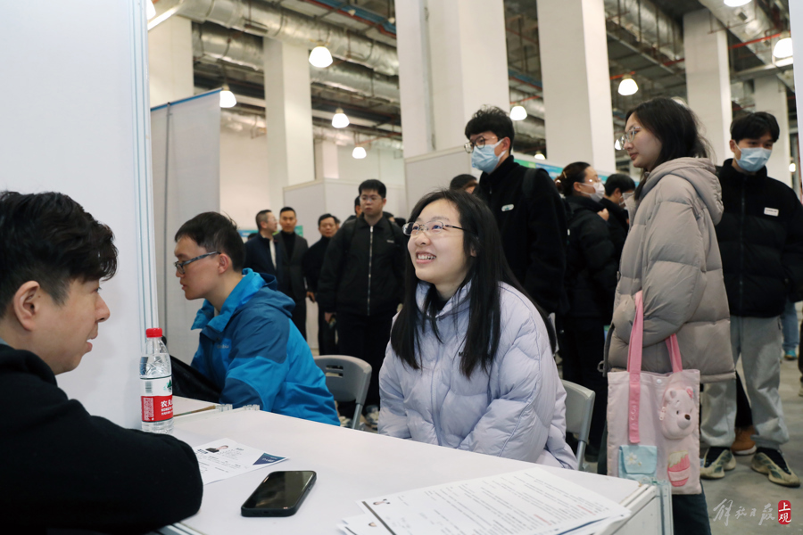 上海高校毕业生招聘会提供2.3万个岗位，首设智慧就业专区6.jpg