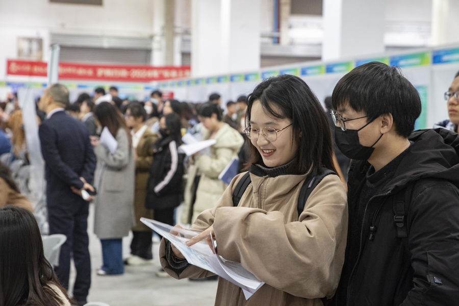 上海高校毕业生招聘会提供2.3万个岗位，首设智慧就业专区4.jpg