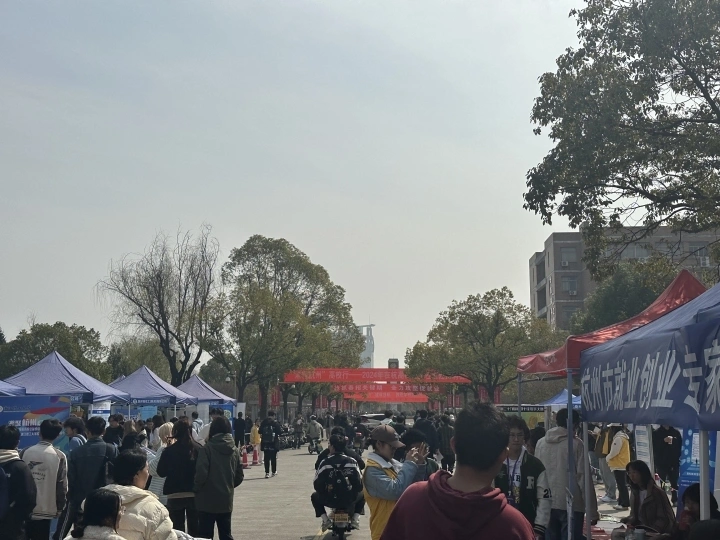 2024年在杭高校首场公益性校园招聘会举办，应届毕业生关心啥？2.jpg