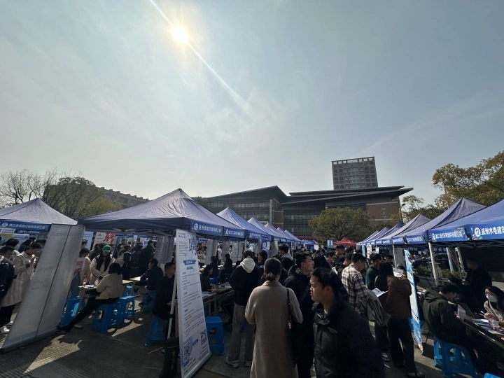 2024年在杭高校首场公益性校园招聘会举办，应届毕业生关心啥？1.jpg