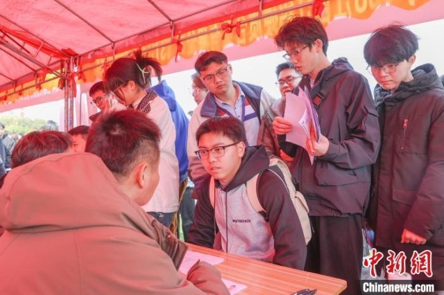 江西高校举行2024届毕业生春季双选会 提供近2万个就业岗位6.jpg