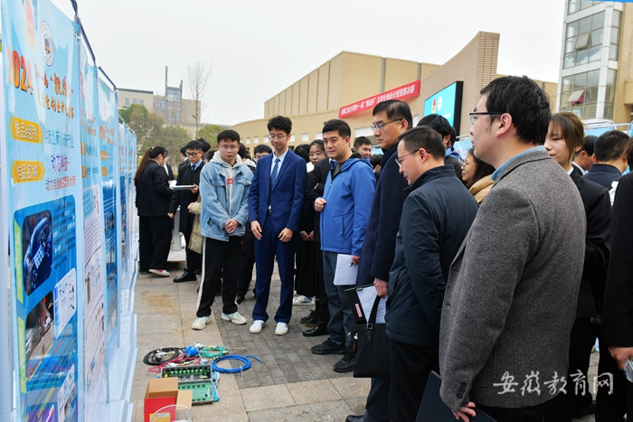 1711510004188327.jpg 安徽工业大学开展“挑战杯”大学生创业计划竞赛校级决赛1.jpg