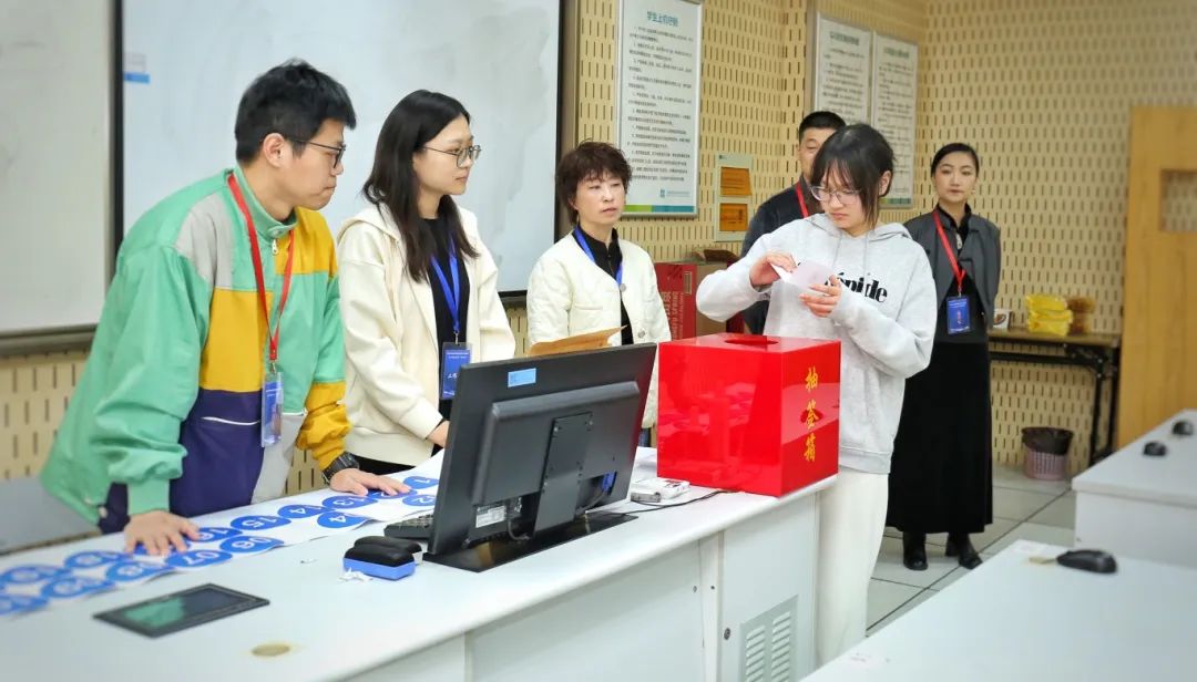 上海选拔艺术设计赛项国赛选手，推动AI融入传统职业教育课堂1.jpg