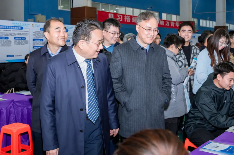 盐城举办“驻盐院校学子留盐行动”暨重点产业链专场招聘会5.jpg