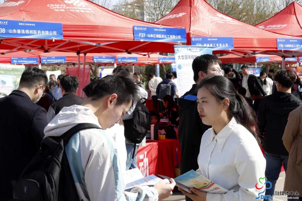 山东理工大学举办2024届毕业生春季大型供需见面会5.jpg
