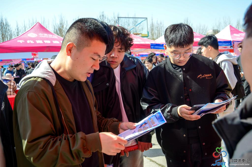 山东理工大学举办2024届毕业生春季大型供需见面会4.jpg