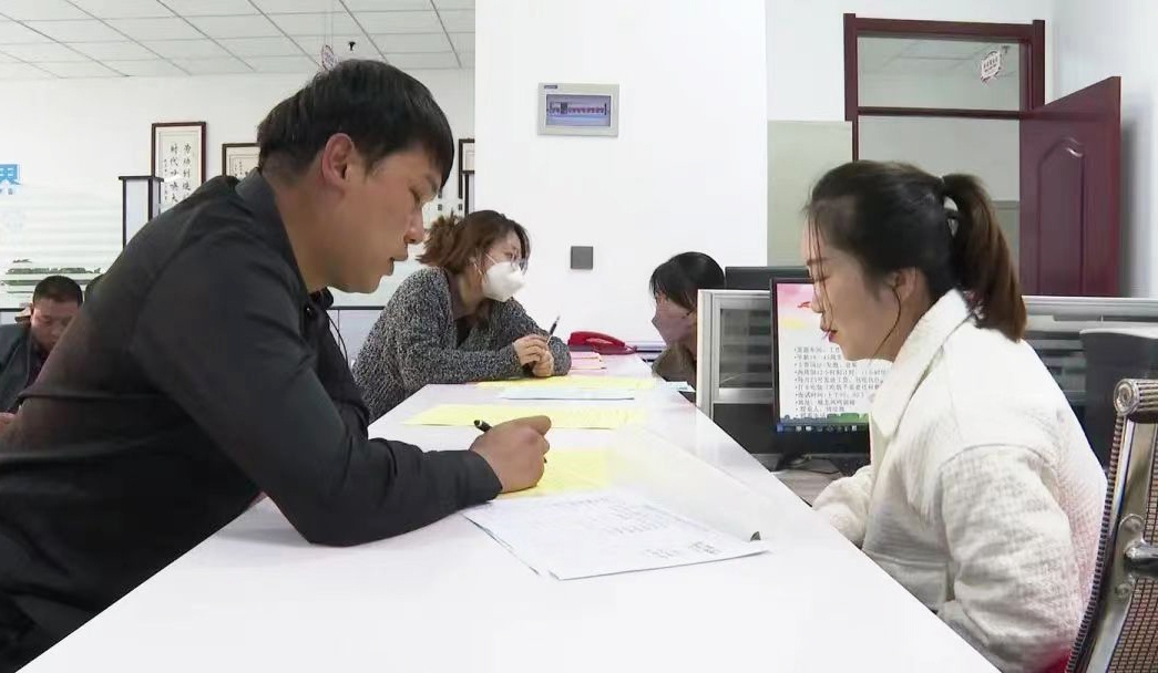 1712799083482922.jpg 甘肃民乐:零工“小市场”激活就业“大民生”1.jpg