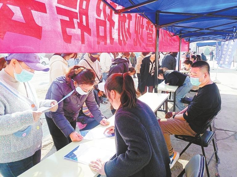 1712799770243694.jpg 兰州市皋兰县零工驿站为求职者贴心服务.jpg