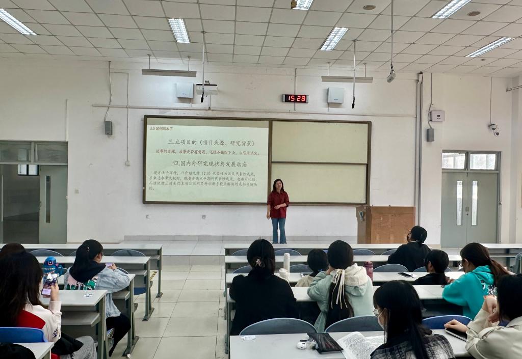 山东科技大学文法学院举办大学生创新创业训练计划宣讲活动.jpg