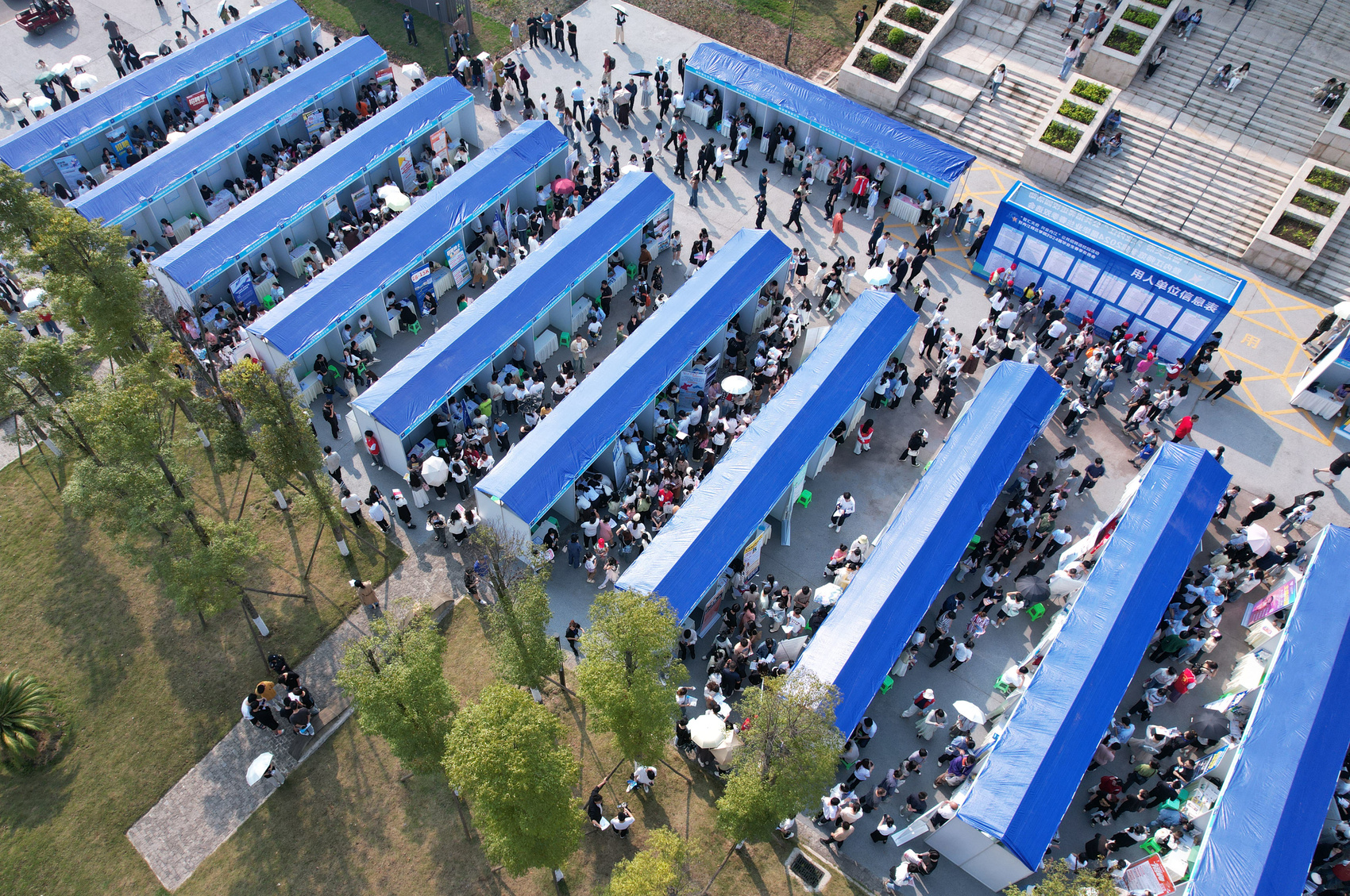 提供4500余个岗位 内江师范学院春季双选会举行.jpg