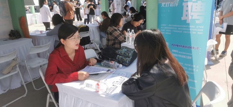 助力毕业生就业，共绘美好未来——未央区人社局联合西安工业大学开展春季校园招聘会2.jpeg