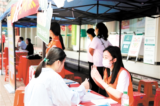 1713508466751474.jpg 打造“家门口”的就业服务站 开平已建成“零工市场”1个、“就业驿站”9个.jpg