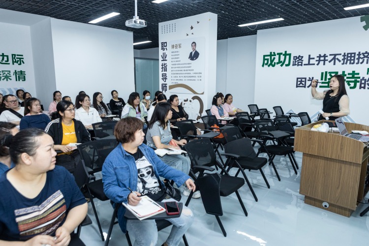 大渡口“义渡”数字零工市场“开张” 加速实现群众“家门口”就业2.jpg