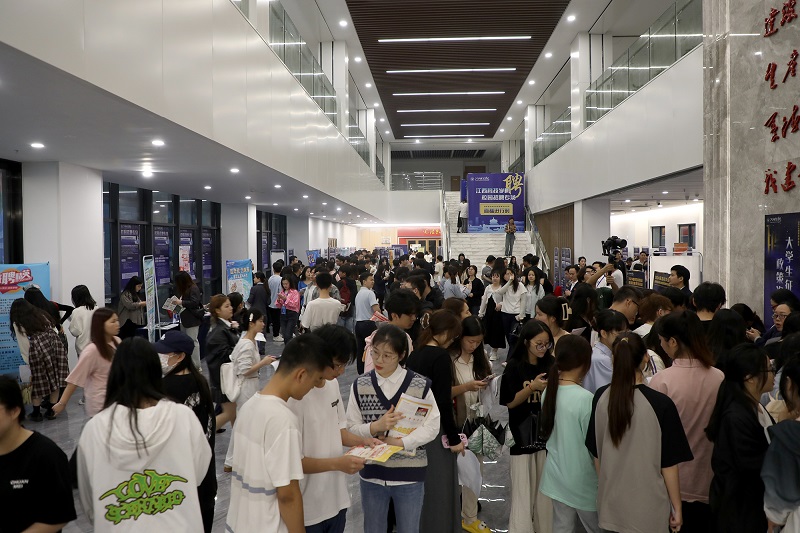江西科技学院2024届毕业生春季校园招聘会人气旺.jpg