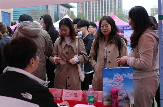 鲁东大学举办毕业生就业双选会2.jpg